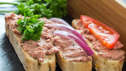 Do przygotowania domowej pasty kanapkowej dobrze sprawdzi się pierś z kurczaka