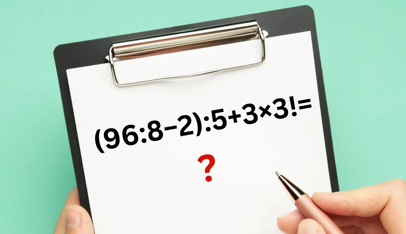 Jaki jest wynik tego równania? (96:8−2):5+3×3!=? Kartka papieru na podkładce z zapisanym skomplikowanym działaniem matematycznym oraz znakiem zapytania na końcu, obok kartki widoczna jest dłoń trzymająca długopis.