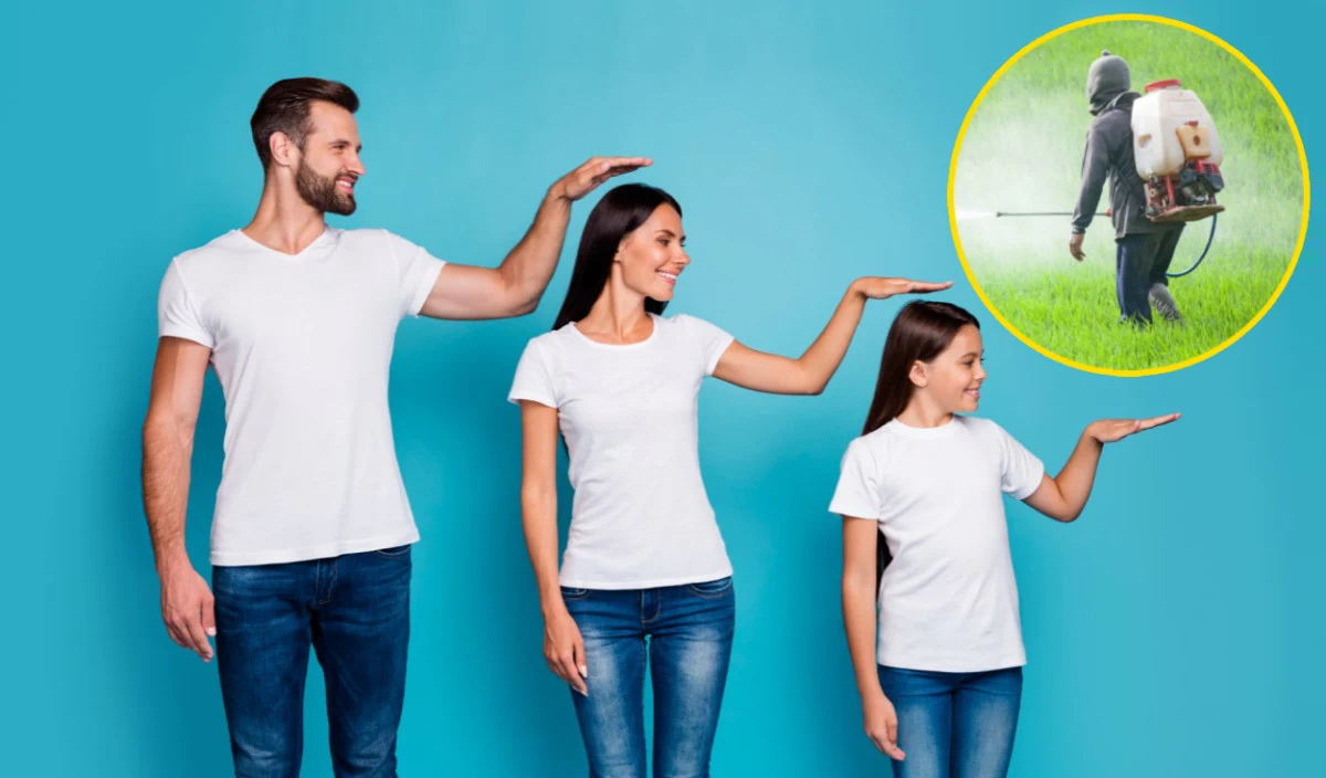 Rodzina w białych koszulkach i dżinsach stoi na tle niebieskiej ściany, pokazując różnicę wzrostu poprzez gesty rękami nad głowami, w rogu pojawia się okrągłe wstawienie ze zdjęciem osoby w kombinezonie ochronnym opryskującej pole rolnicze.