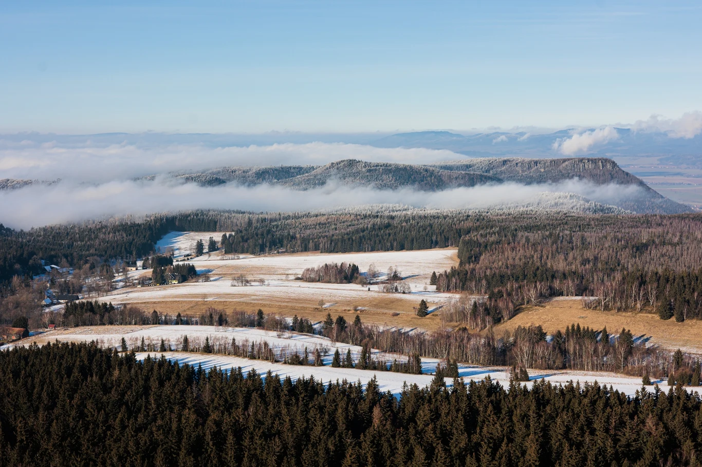 Widok ze Szczelińca o każdej porze roku zapiera dech w piersiach