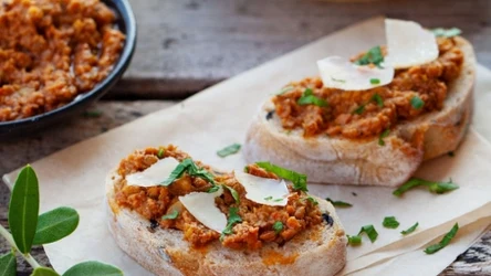 Bruschetta z tapenadą to połączenie specjałów kuchni włoskiej i francuskiej