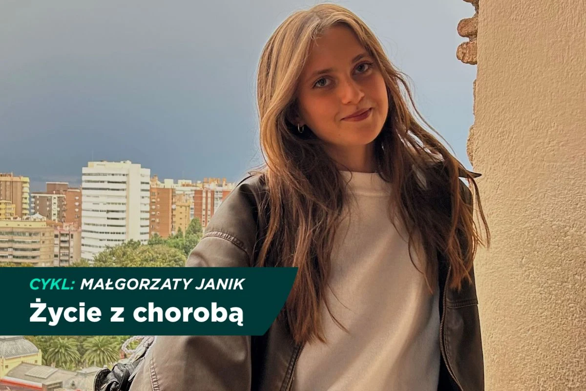 Cukrzyca typu 1. najczęściej diagnozowana jest u dzieci. Agata miała 7 lat, gdy potwierdzono, że jest chora Młoda kobieta z długimi włosami stoi na tle miejskich budynków, opierając się o ścianę oraz delikatnie się uśmiechając.
