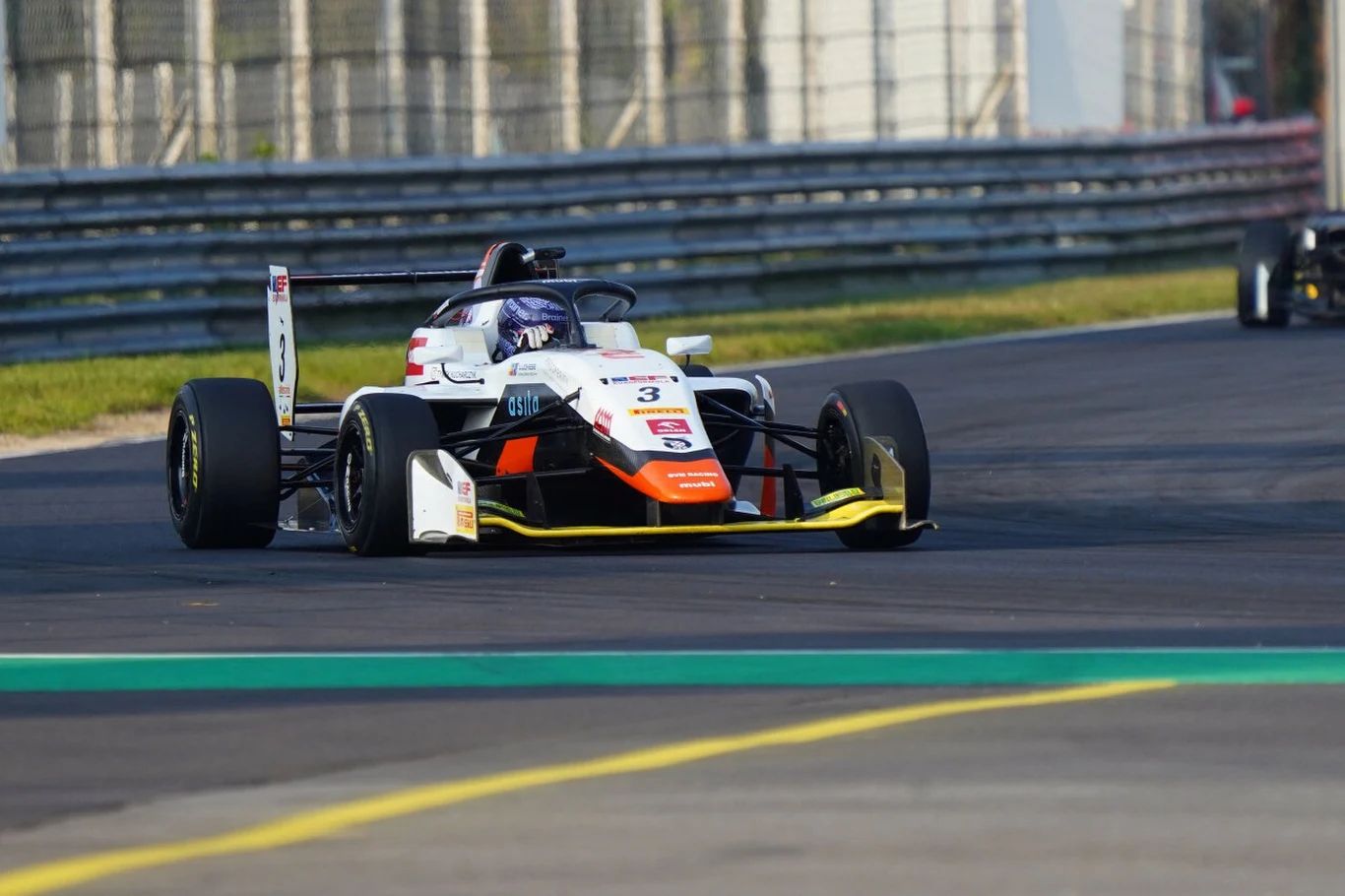 W poprzednim sezonie Polak zgarnął trofeum w mistrzostwach serii EuroFormula Open Jednomiejscowy bolid wyścigowy z numerem 3 na masce rozpędza się na torze asfaltowym, otoczonym barierkami. Kierowca w kasku siedzi za kierownicą pojazdu razem z widocznym tylnym skrzydłem i elementami aerodynamicznymi.