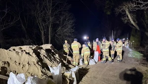 Woda zalała posesje w okolicach Błędowa w powiecie nowodworskim. Przyczyną byłą kra na rzecze Wkrze