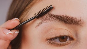 Brwi jak z salonu bez henny. Zyskują naturalne przyciemnienie 