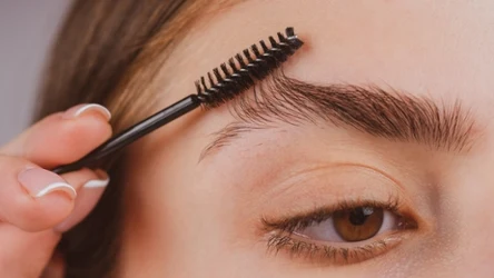 Domowy sposób na przyciemnienie brwi. Zapomnij o hennie