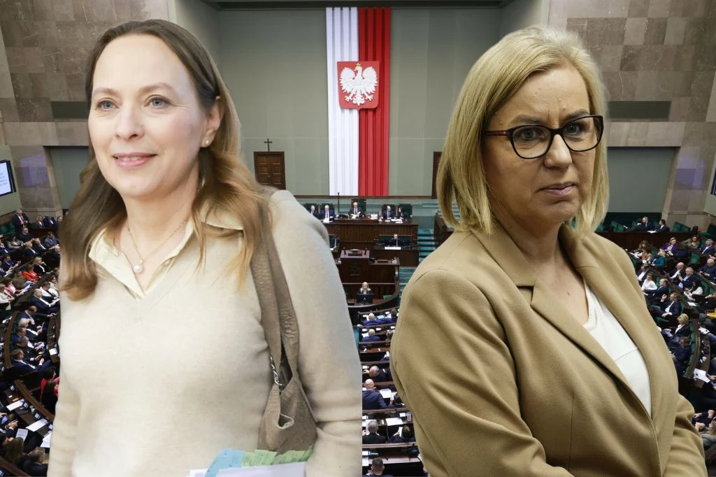Katarzyna Pełczyńska Nałęcz i Paulina Hennig-Kloska Dwie kobiety stojące na pierwszym planie na tle sali plenarnej z polską flagą i godłem, po lewej uśmiechnięta kobieta w jasnym swetrze, po prawej kobieta w okularach i beżowej marynarce o poważnym wyrazie twarzy. W tle obrady parlamentu.