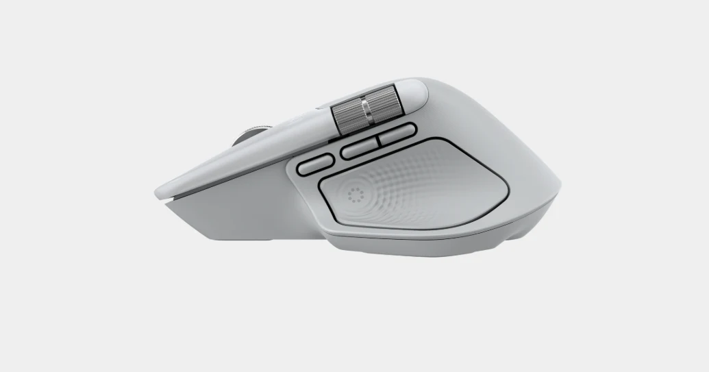 Ergonomiczna mysz komputerowa w kolorze szarym z bocznymi przyciskami i rolką przewijania, przeznaczona do pracy biurowej lub zastosowań profesjonalnych, minimalistyczne tło podkreśla nowoczesny design urządzenia.