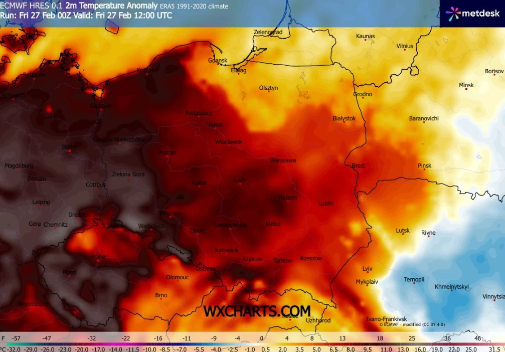 Mapa prezentująca anomalię temperatury powietrza na obszarze Polski i krajów sąsiednich, ukazująca silne ocieplenie na zachodzie i południu oraz chłodniejsze rejony na wschodzie. Różne kolory wskazują odchylenia temperatur od normy wieloletniej.