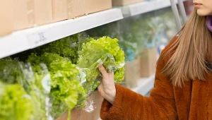 Gdzie wyrzucić folię po mieszankach sałat? Liczy się jeden szczegół 