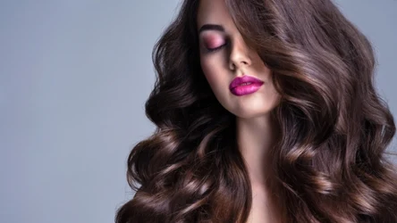 Warto stosować domowy szampon do włosów z mąki żytniej. Kosmyki staną się lśniące i wyraźnie gęstsze. 