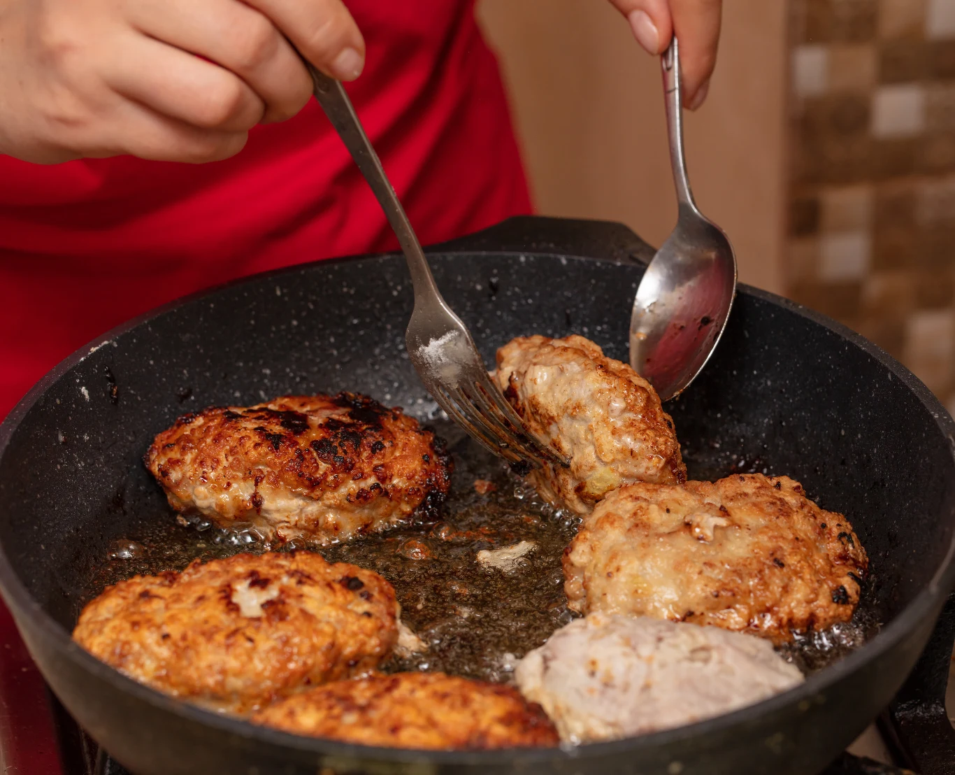 Zastosuj ten trik podczas smażenia. Mielone nie będą pryskać tłuszczem. Zastosuj ten trik podczas smażenia. Mielone nie będą pryskać tłuszczem.