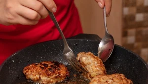 Mielone już nie pryskają na całą kuchnię. Przy smażeniu stosuj prosty trik