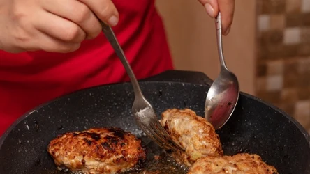 Zastosuj ten trik podczas smażenia. Mielone nie będą pryskać tłuszczem.