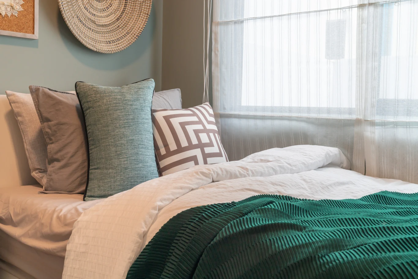 Jedna kołdra dla dwojga często jest traktowana jako symbol bliskości, jednak w codziennym funkcjonowaniu nie zawsze się sprawdza