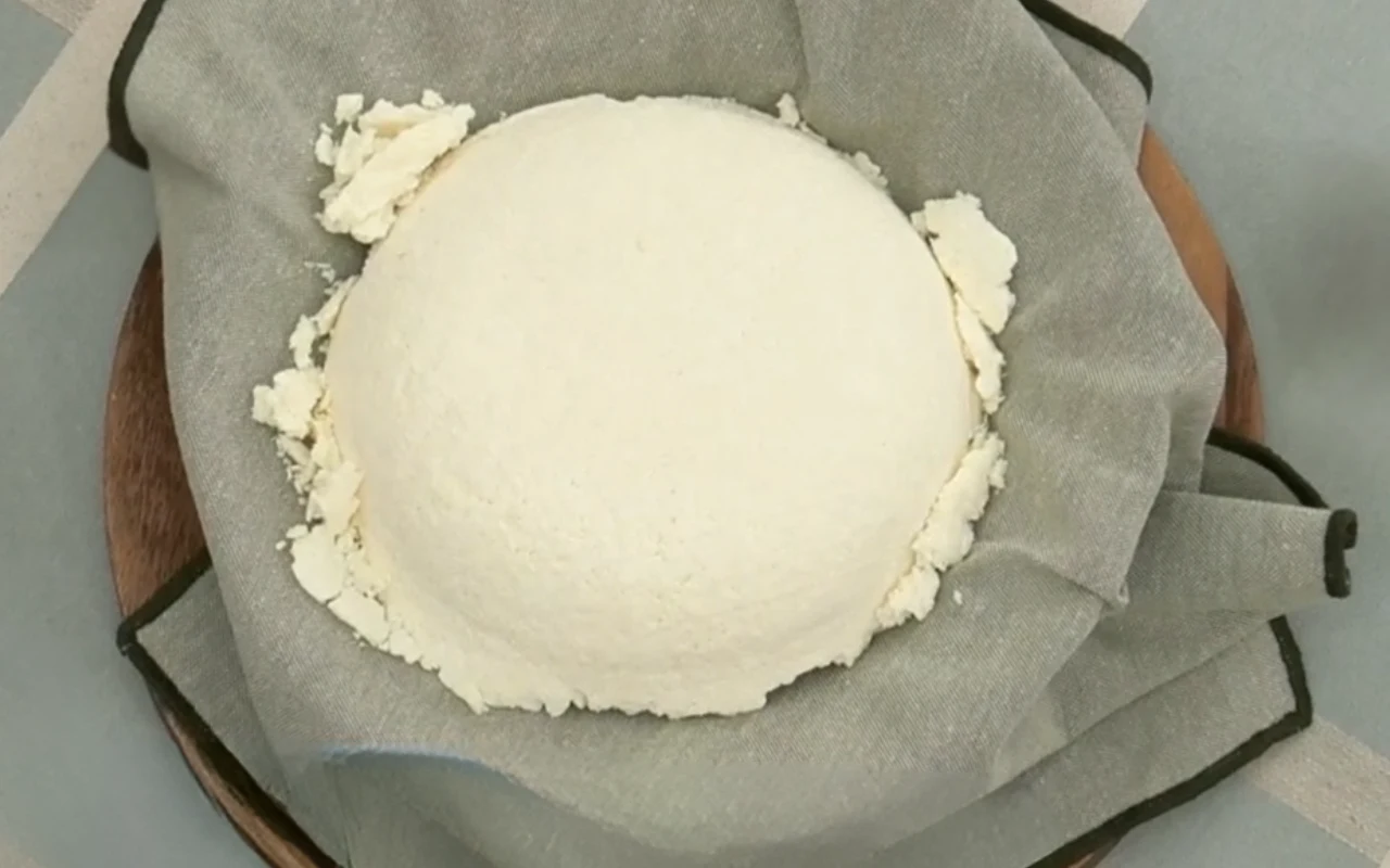 Twaróg robiony przez Janusza