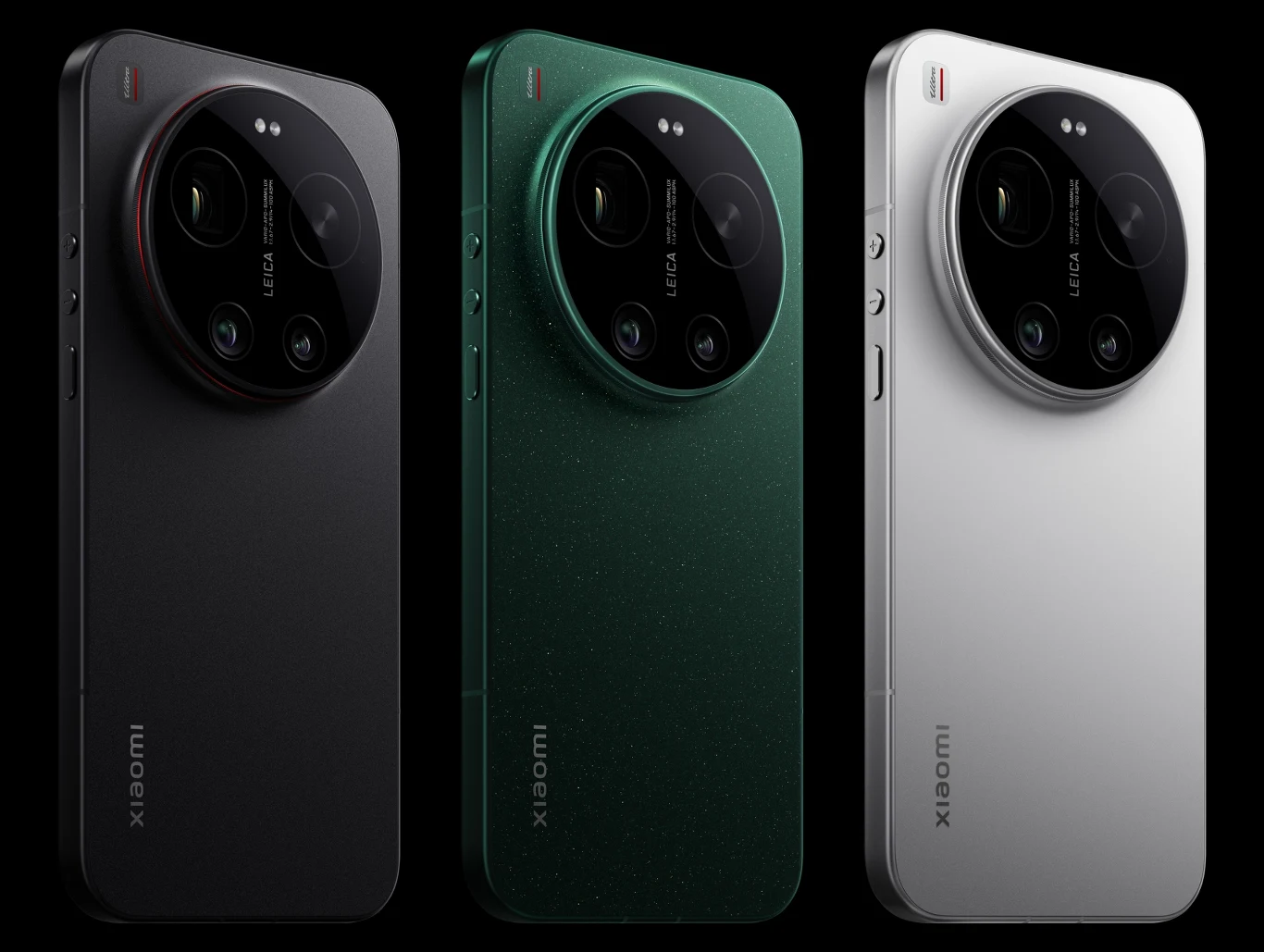 Smartfon Xiaomi 17 Ultra. Trzy smartfony Xiaomi ustawione pionowo obok siebie w różnych kolorach: czarnym, zielonym i srebrnym, z widocznym wyraźnym okrągłym modułem aparatu fotograficznego na tylnej obudowie, każdy z logo Xiaomi.