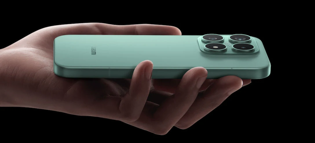 Smartfon Xiaomi 17. Jasnozielony smartfon z trzema dużymi obiektywami aparatu fotograficznego trzymany jest w jednej dłoni na czarnym tle.