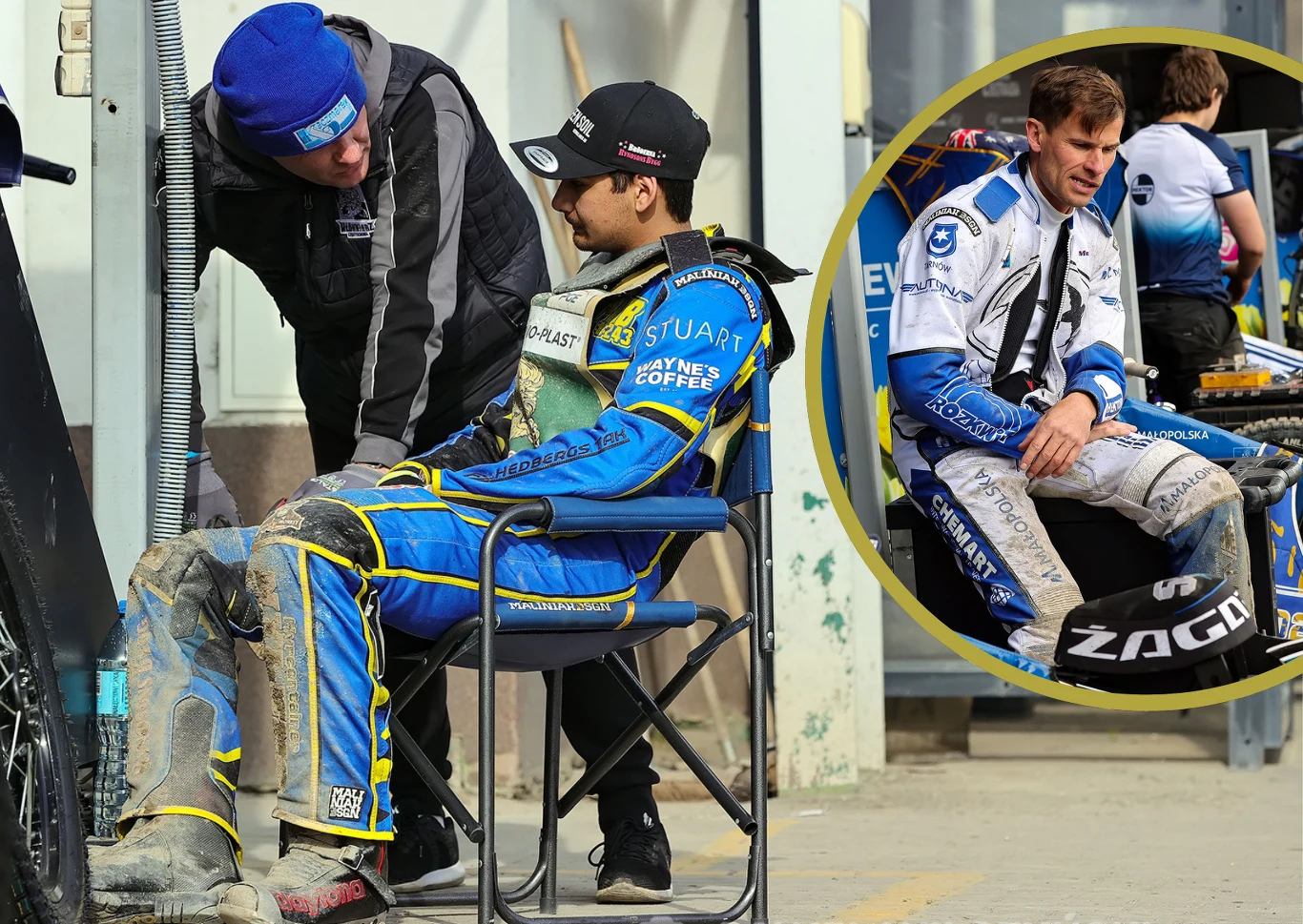 Wystarczył jeden telefon Krzysztofa Kasprzaka i pogłoski o transferze Mateja Zagara, by menedżer Stali Rzeszów rzucił papierami. Dwóch zawodników żużlowych w kombinezonach drużynowych, jeden siedzi na krześle i rozmawia z członkiem ekipy ubranym w czapkę i kurtkę, drugi żużlowiec wstawiony w żółtym kółku siedzi osobno, zamyślony, trzyma ręce na kolanach.