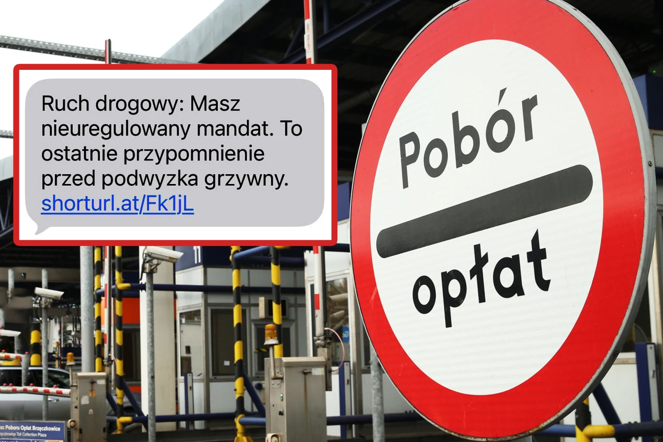 Podszywają się pod oficjalny serwis e-TOLL i czyszczą konta kierowców. Znak drogowy informujący o poborze opłat na tle infrastruktury punktu poboru oraz umieszczona grafika z wiadomością SMS sugerującą nieuregulowany mandat i linkiem prowadzącym do nieznanej strony.