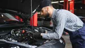 Jak sprawdzić poziom oleju w samochodzie, który nie ma bagnetu