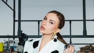 "Dotknij mnie. Całuj. Prowokuj". Polską piosenką rozpoczyna nowy etap