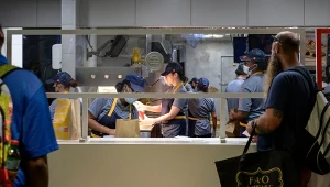 Burger King w USA testuje innowacyjne rozwiązanie i wprowadza zestawy słuchawkowe ze sztuczną inteligencją (zdj. ilustracyjne)