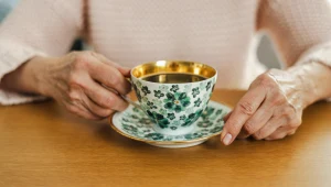 Herbata, zwłaszcza w wersjach zielonych i ziołowych, jest jednym z ulubionych napojów mieszkanców niebieskich stref