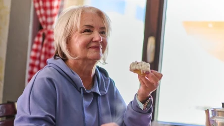 Gdy włosy wypadają i są słabe, warto wprowadzić do diety odpowiednie składniki odżywcze