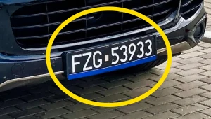 Czarne tablice rejestracyjne na współczesnym samochodzie. O co tu chodzi? 