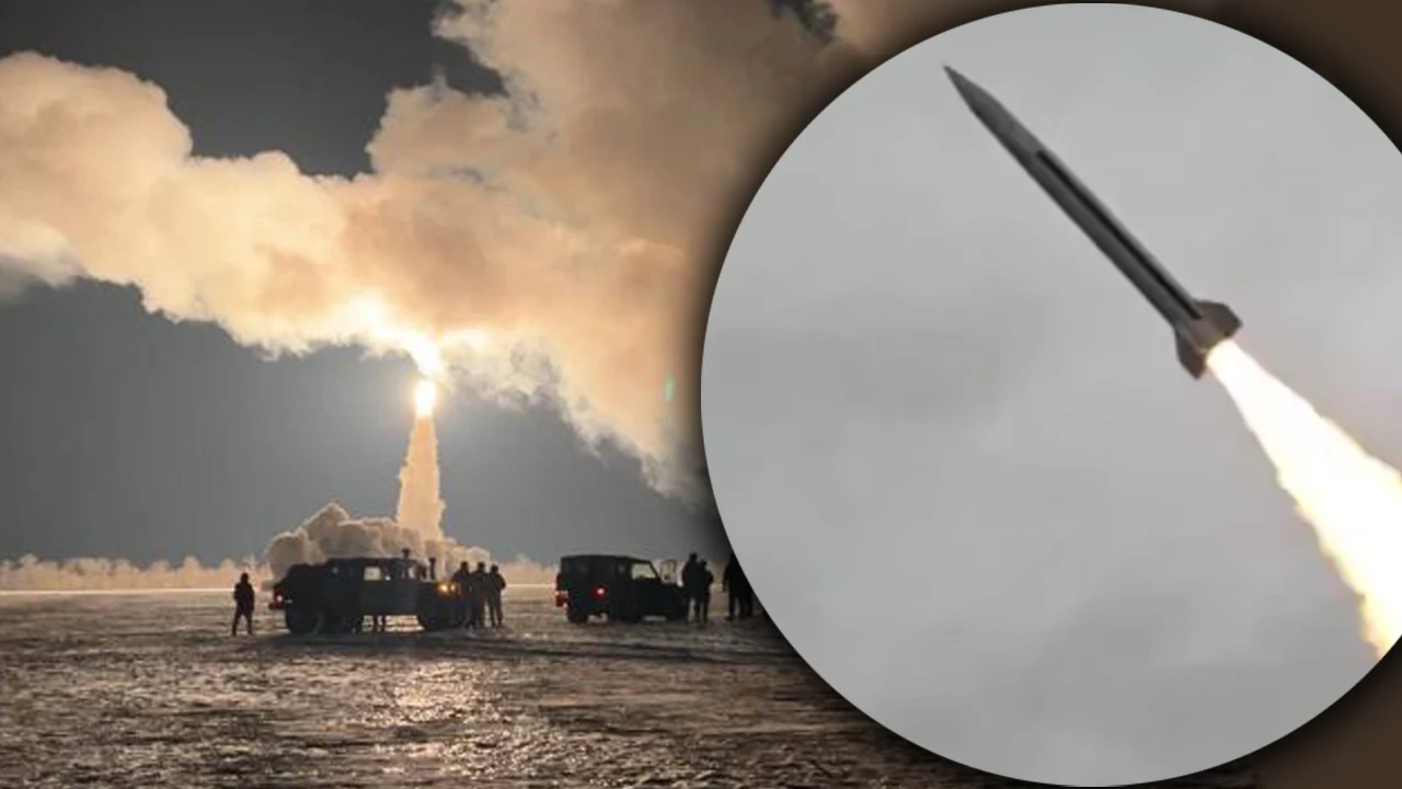 Wystrzał rakiety na tle nocnego nieba ze zgromadzonymi wokół jednostkami wojskowymi oraz dymem unoszącym się z miejsca odpalenia. Zbliżenie na rakietę lecącą w powietrzu z widocznym śladem ognia.