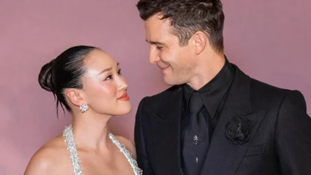 Yerin Ha i Luke Thompson na premierze serialu "Bridgertonowie"