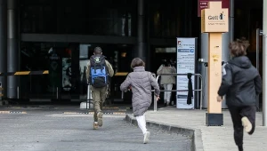 Izraelczycy uciekający do schronu w Tel Awiwie