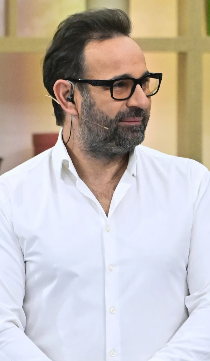 Maciej Maniewski stylizował fryzurę naszej widzki. Mocno skrócił jej kręcone włosy