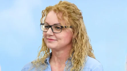 Córka zgłosiła mamę do metamorfozy, bo "teraz czas na nią". Maciej Maniewski zafundował Urszuli fryzurę, jakiej nigdy nie miała