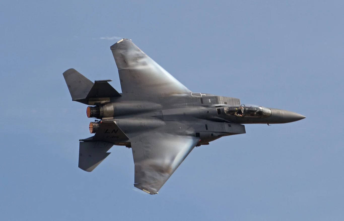 Pierwsza taka strata USA w wojnie z Iranem. Myśliwiec F-15 runął na ziemię Myśliwiec wojskowy F-15 w locie na tle błękitnego nieba, silniki odrzutowe widoczne z tyłu, delikatne smugi powietrza wokół skrzydeł.