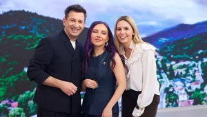 Daria Marx (w środku) prezentuje nowy teledysk. Obok prowadzący "halo tu polsat": Maciej Rock i Agnieszka Hyży