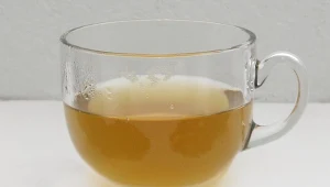 Usuwa obrzęki, odmładza cerę, wzmacnia włosy i odchudza. Pij szklankę rano