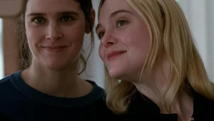 Inga Ibsdotter Lilleaas i Elle Fanning w filmie "Wartość sentymentalna"