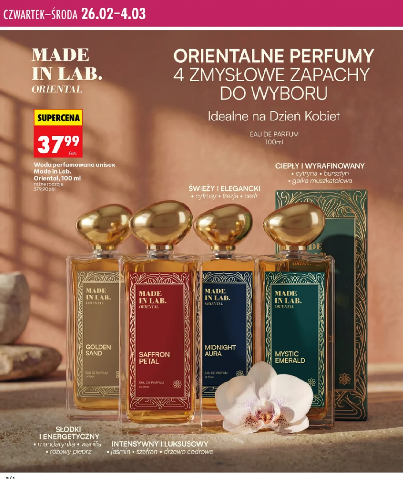 Orientalne perfumy Made in Lab, 100 ml – 37,99 zł, źródło: gazetka Biedronka, str. 2 Cztery flakony perfum o różnych kolorach i nazwach ustawione obok siebie na eleganckim tle, przy każdym zapachu widoczne oznaczenia nut zapachowych, z przodu leży biała orchidea, obok umieszczona jest ozdobna grafika promocyjna i cena.
