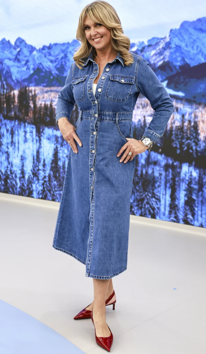 Ewa Wachowicz poprowadziła "halo tu polsat" w jeansowej sukience i modnych butach na kaczuszce