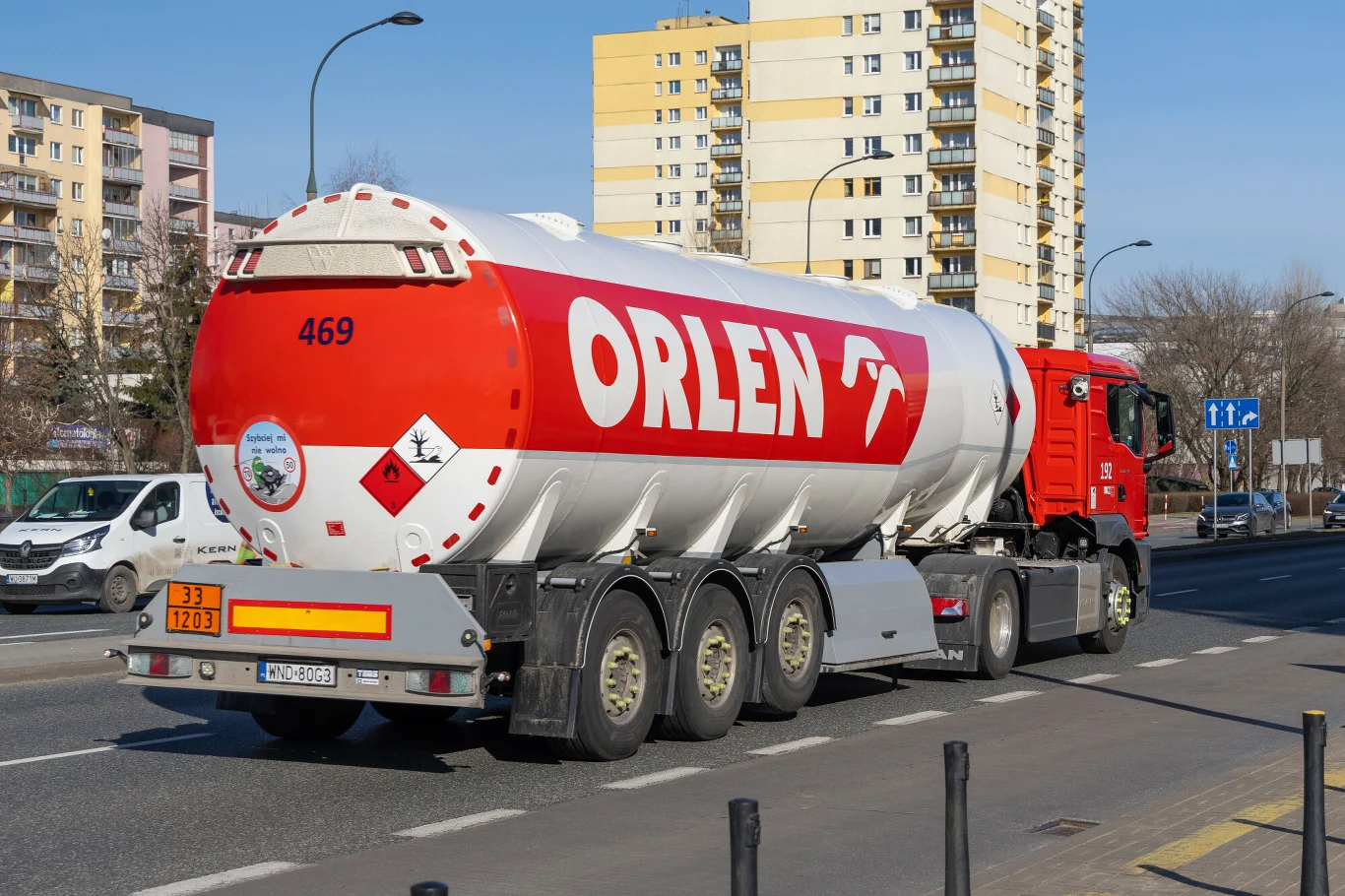 Grupa Orlen pobiła swój historyczny rekord sprzed dziewięciu lat. Akcje przekroczyły wielkość 134,45 zł i osiągnęły 135,58 zł Ulica miasta i jadąca po niej cysterna z paliwem, z widocznym napisem "Orlen". W tle samochody, drzewa i bloki