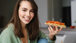 To, o której jesz kolacje, ma wpływ na tempo metabolizmu. Wskazano najlepszą porę