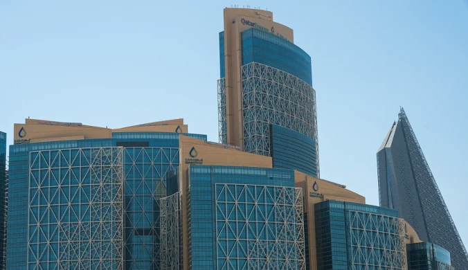 Firma QatarEnergy poinformowała o wstrzymaniu "niektórych produktów końcowych" w Katarze.