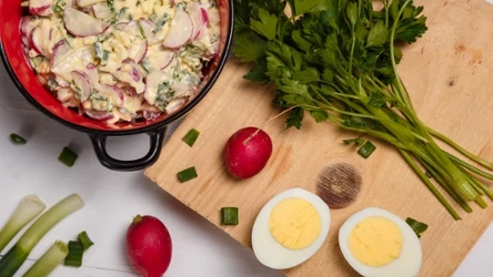 Sałatka z jajek i rzodkiewki to rarytas na świątecznym stole. Mam przepis od sąsiadki.