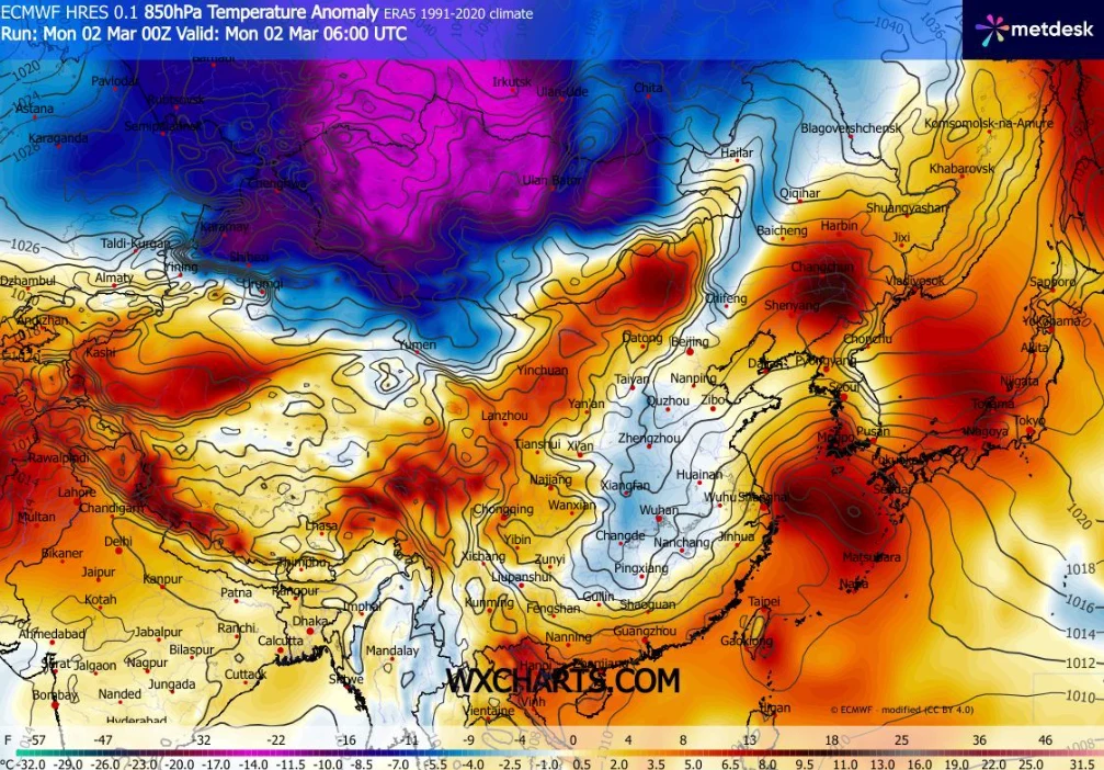 Mapa anomalii temperatury powietrza na poziomie 850 hPa dla Europy i części Azji, z silnym ochłodzeniem zaznaczonym intensywnymi odcieniami niebieskiego i fioletowego na północy oraz wyraźnym ociepleniem w centralnej i południowo-wschodniej części kont...