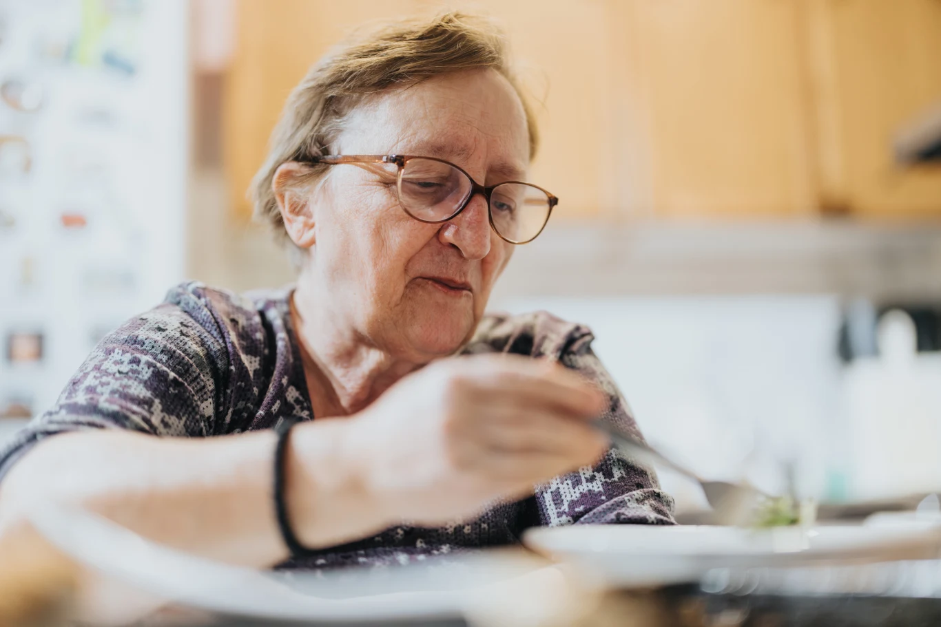 Jeśli cierpisz na nadciśnienie, uważaj, co jesz na kolacje i o której godzinie do niej zasiadasz Czego nie można jeść na kolację przy nadciśnieniu? Lista produktów