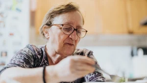 Jeśli cierpisz na nadciśnienie, uważaj, co jesz na kolacje i o której godzinie do niej zasiadasz