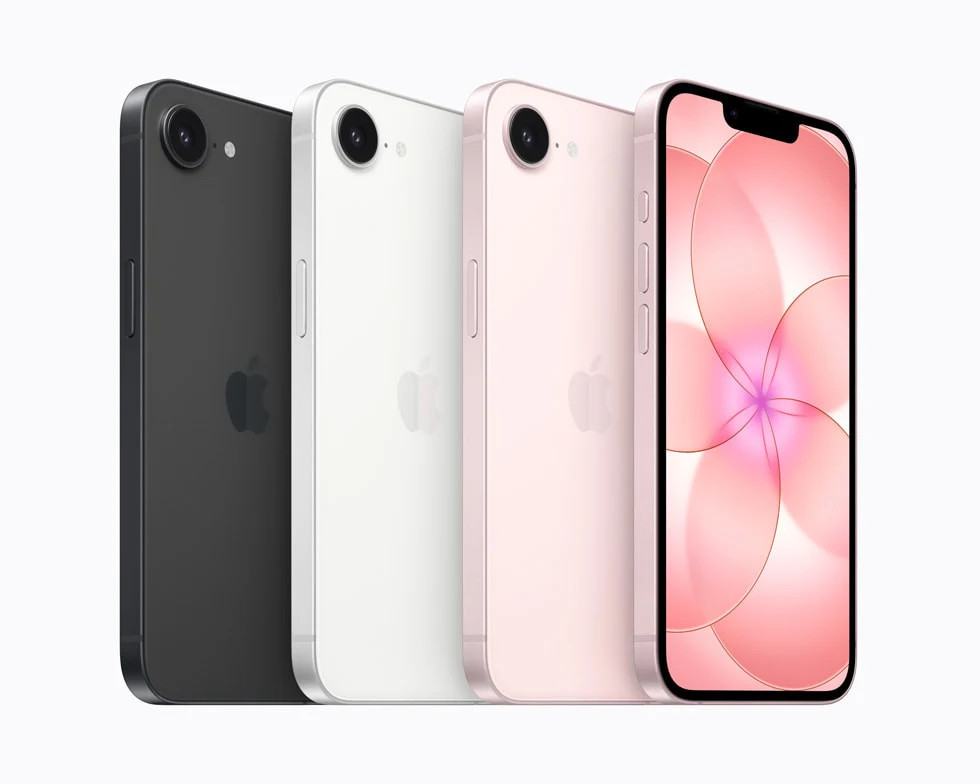 Smartfon Apple iPhone 17e wprowadza trzeci kolor obudowy. Trzy smartfony w różnych kolorach ustawione obok siebie – czarny, biały i różowy, z przodem jednego z nich ukazującym ekran z jasną, kwiatową grafiką.