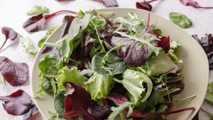 Jeśli kupujesz sałatę, lepiej wybierz taką, która nie jest "umyta" i gotowa do bezpośredniego spożycia